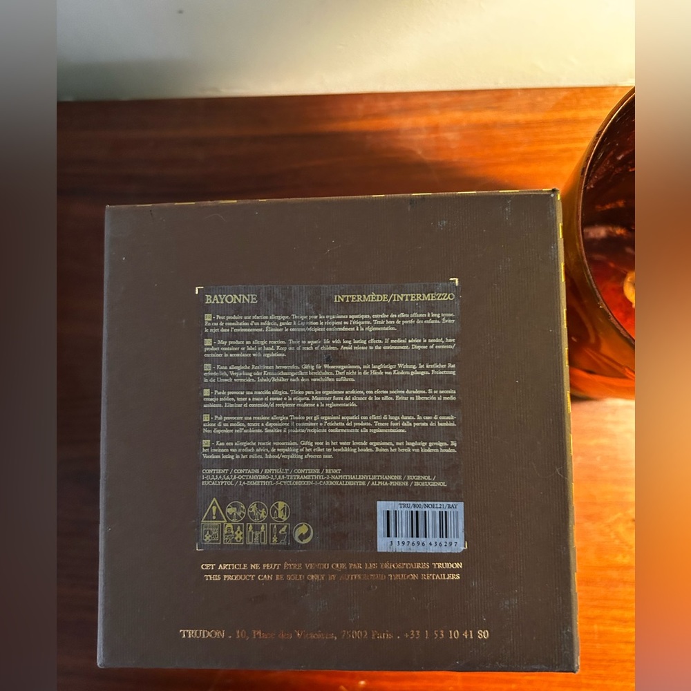 Trudon Empty LARGE intermezzo Bayonne candle vessel. Gold and red foil design. - Picture 11 of 11
